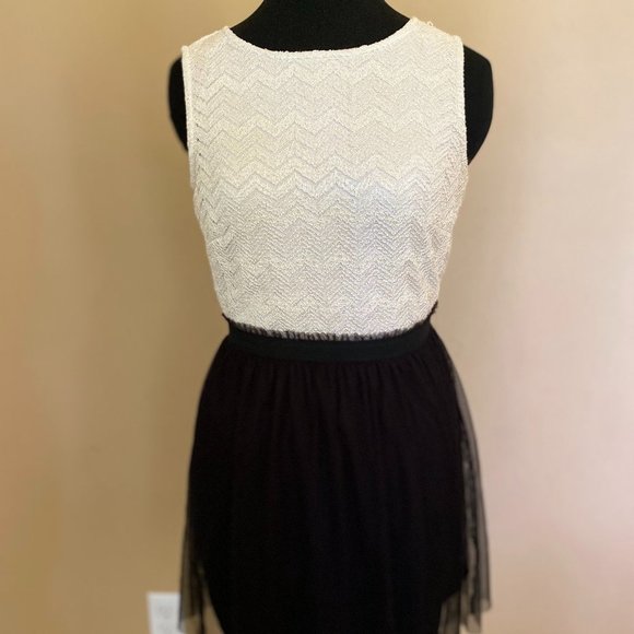 Dresses & Skirts - Black and white semi-formal dress Size M